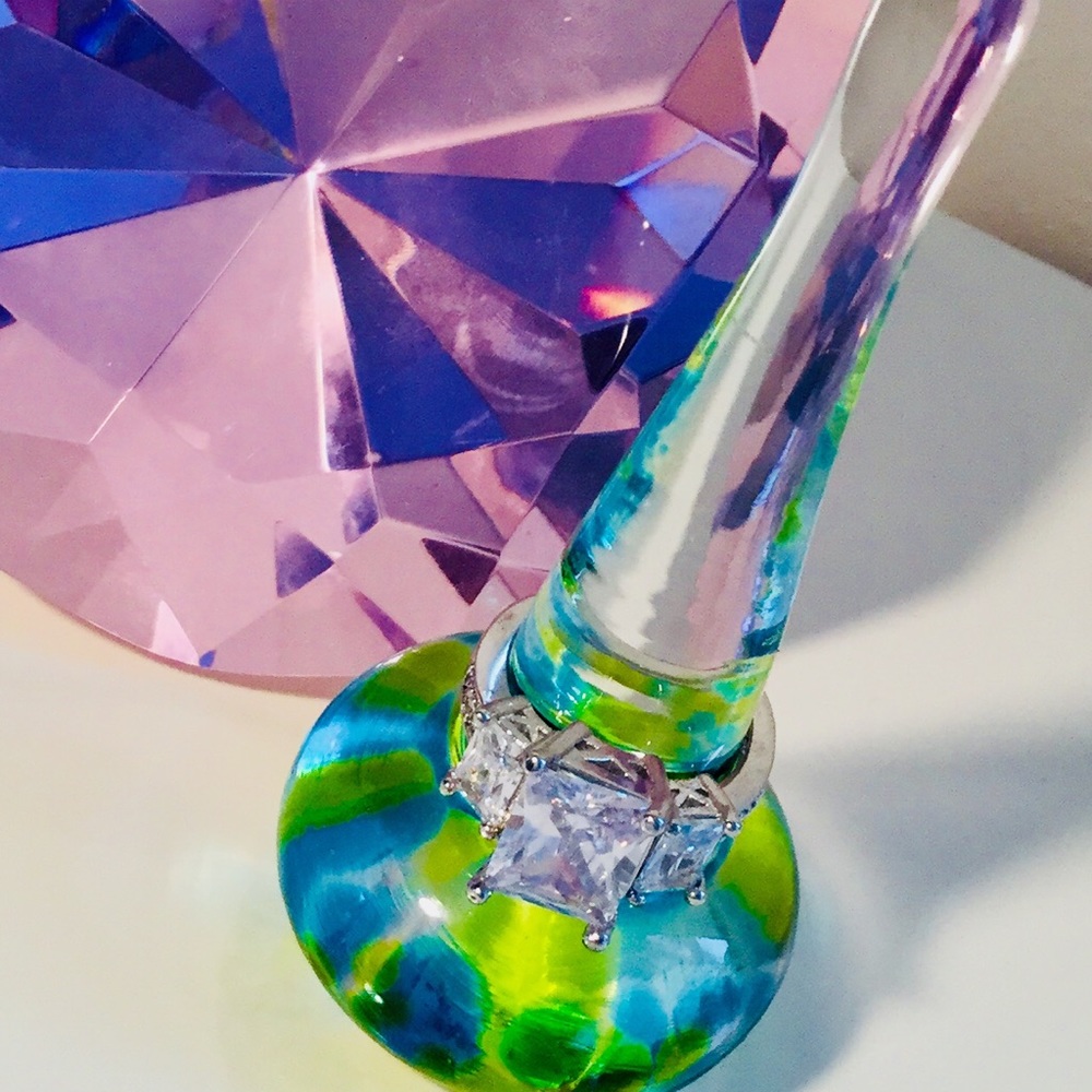 NWOT Gorgeous 3 Stone Ring